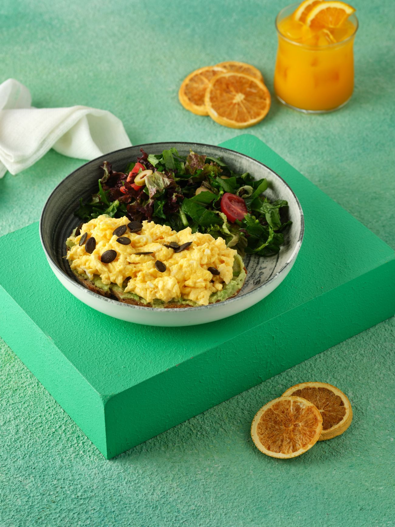 EKMEK ÜSTÜ SCRAMBLE YUMURTA - Tam buğday ekmeği, labne, avokado ezmesi, yumurta, kabak çekirdeği ve taze yeşillikler ile, 2 adet çay