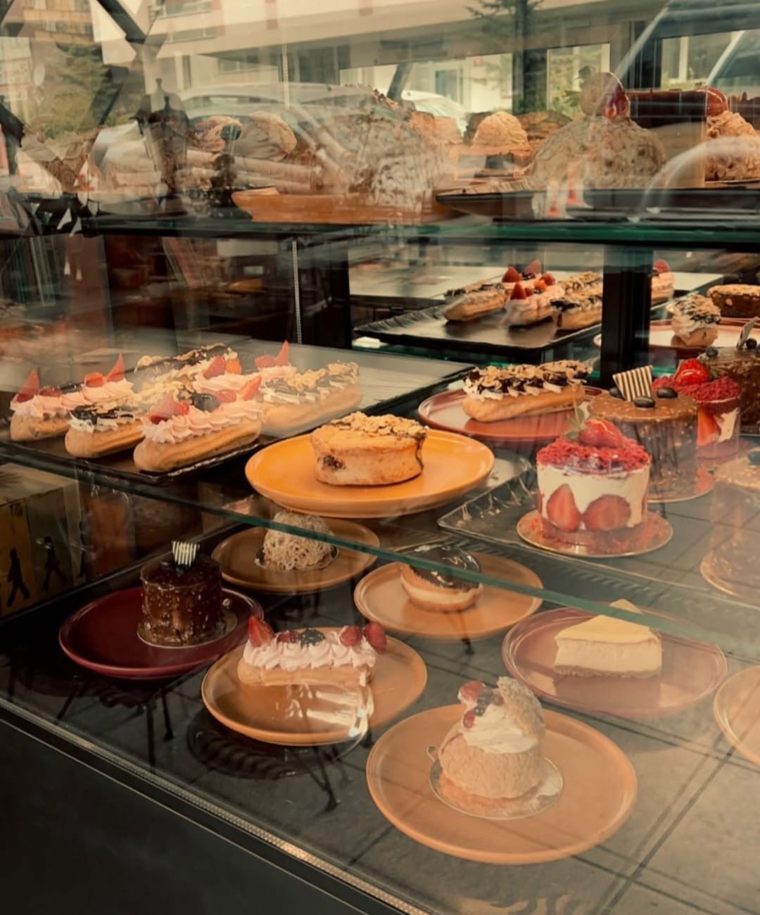 DİĞER SEÇENEKLER İÇİN DOLABA GÖZ ATABİLİRSİNİZ - Tatlı fiyatlarımız 180 ₺ 240 ₺ arasıdır.