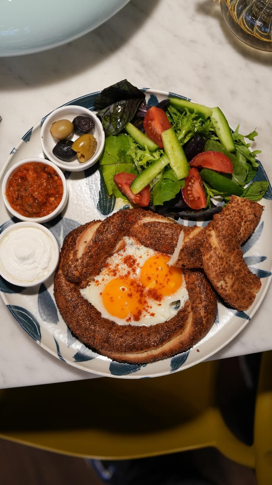 Simit Ortası - Simit ortası çift göz yumurta. Söğüş ve kahvaltılık soslar.