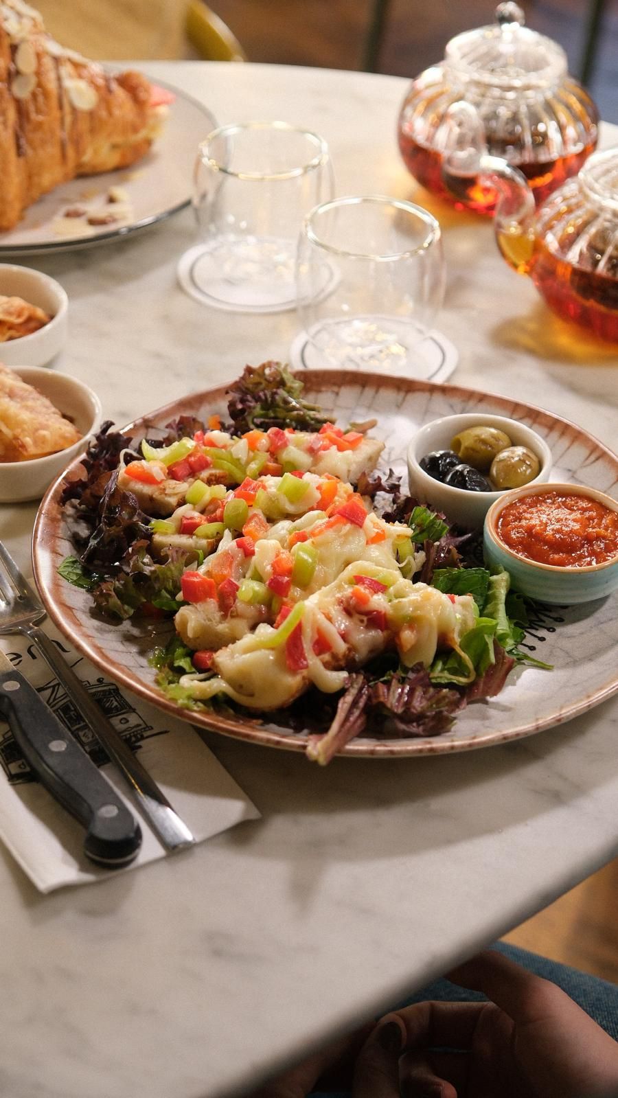 Simit Bruschetta - Kapya biber, köy biberi ve ezine peynirli simit dilimleri. Yanında ev yapımı köz biberli sos ve zeytinler.