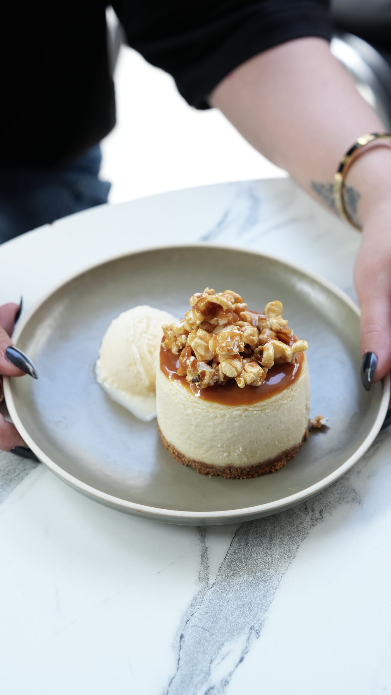 Salted Caramel - Cheesecake tabanı üzerinde tuzlu karamel, karamelli popcorn ve vanilyalı dondurma ile. Fazla iddialı.