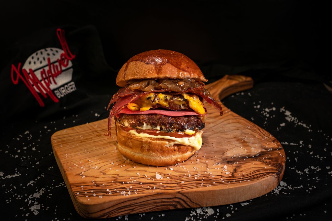 Maxwell - 180 gr. ev yapımı çift katlı hamburger köftesi, pastırma, jambon, cheddar peyniri, domates, karamelize soğan, burger sos. Patates kızartması ile