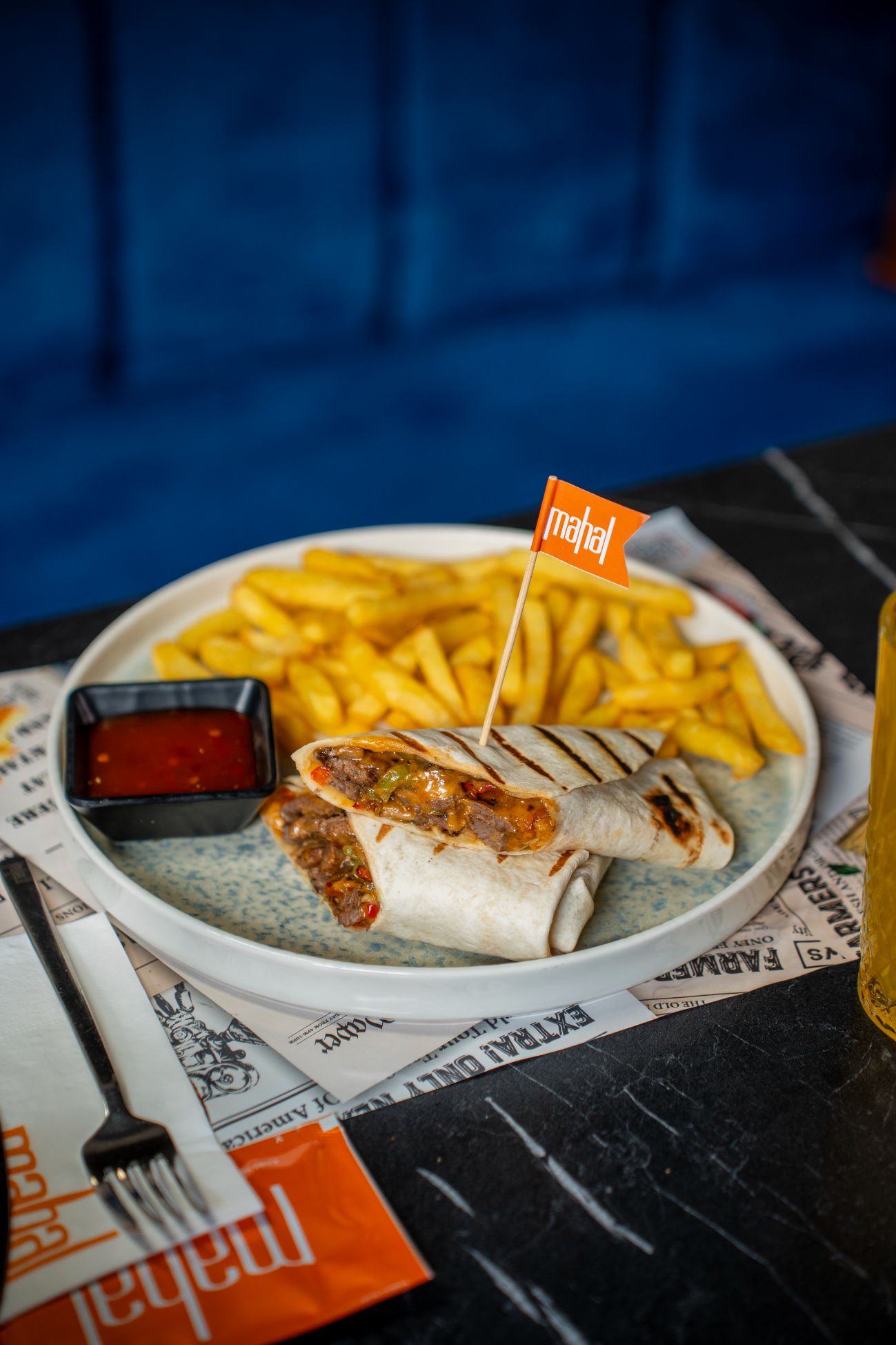 Et Wrap - Marine edilmiş dana eti, çarliston biber, kapya biber, mantar yanında patates cipsi ve sweet chili sos ile servis edilir.