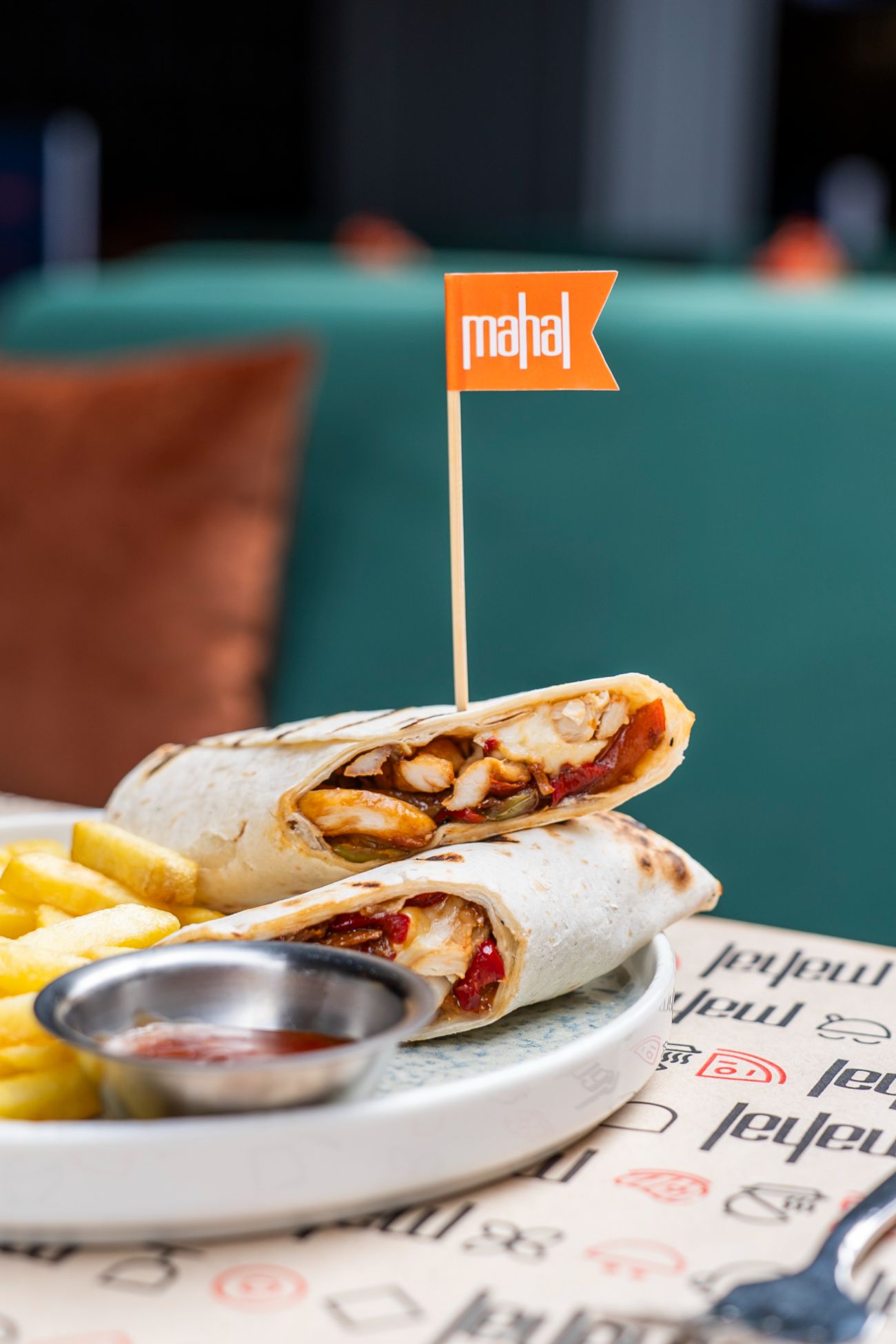 Tavuk Wrap - Tavuk, çarliston biber, kapya biber, mantar yanında patates cips ve sweet chili sos ile servis edilir.