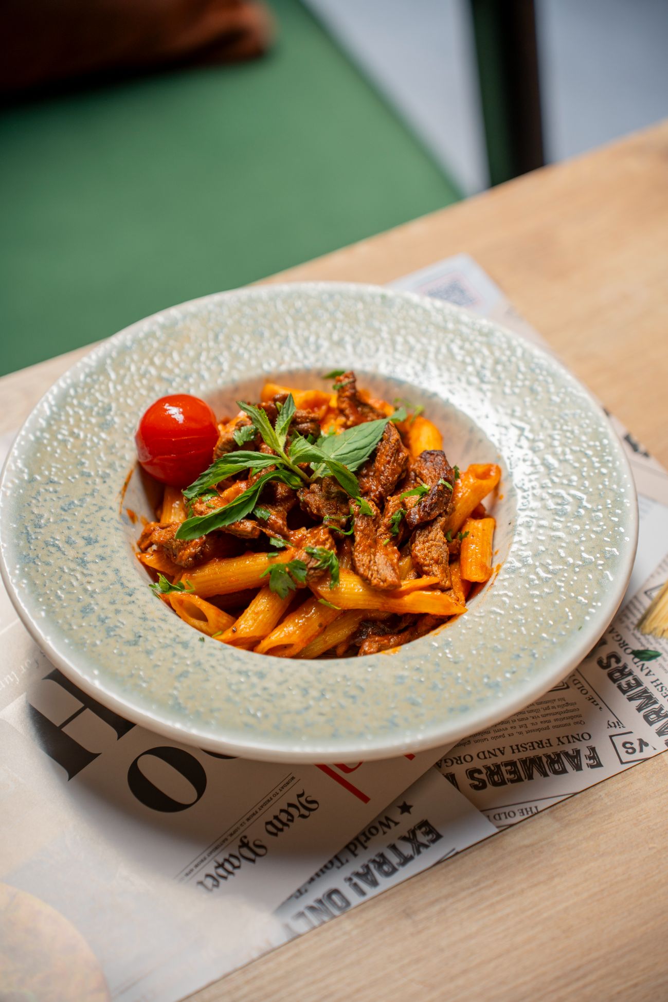 Domates Soslu Antrikot - Napoliten sos, Antrikot parçaları, dilim zeytin, parmesan peyniri