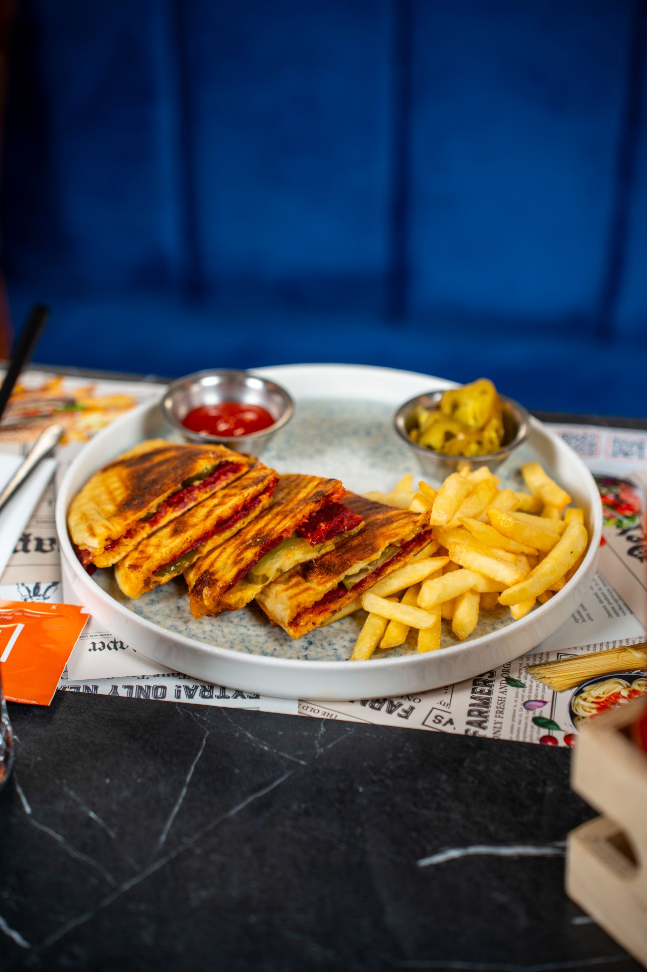 Mahal Tost - Bazlama ekmeğine ev yapımı salça, sucuk, kaşar, turşu, yanında turşu tabağı, patates cips ile