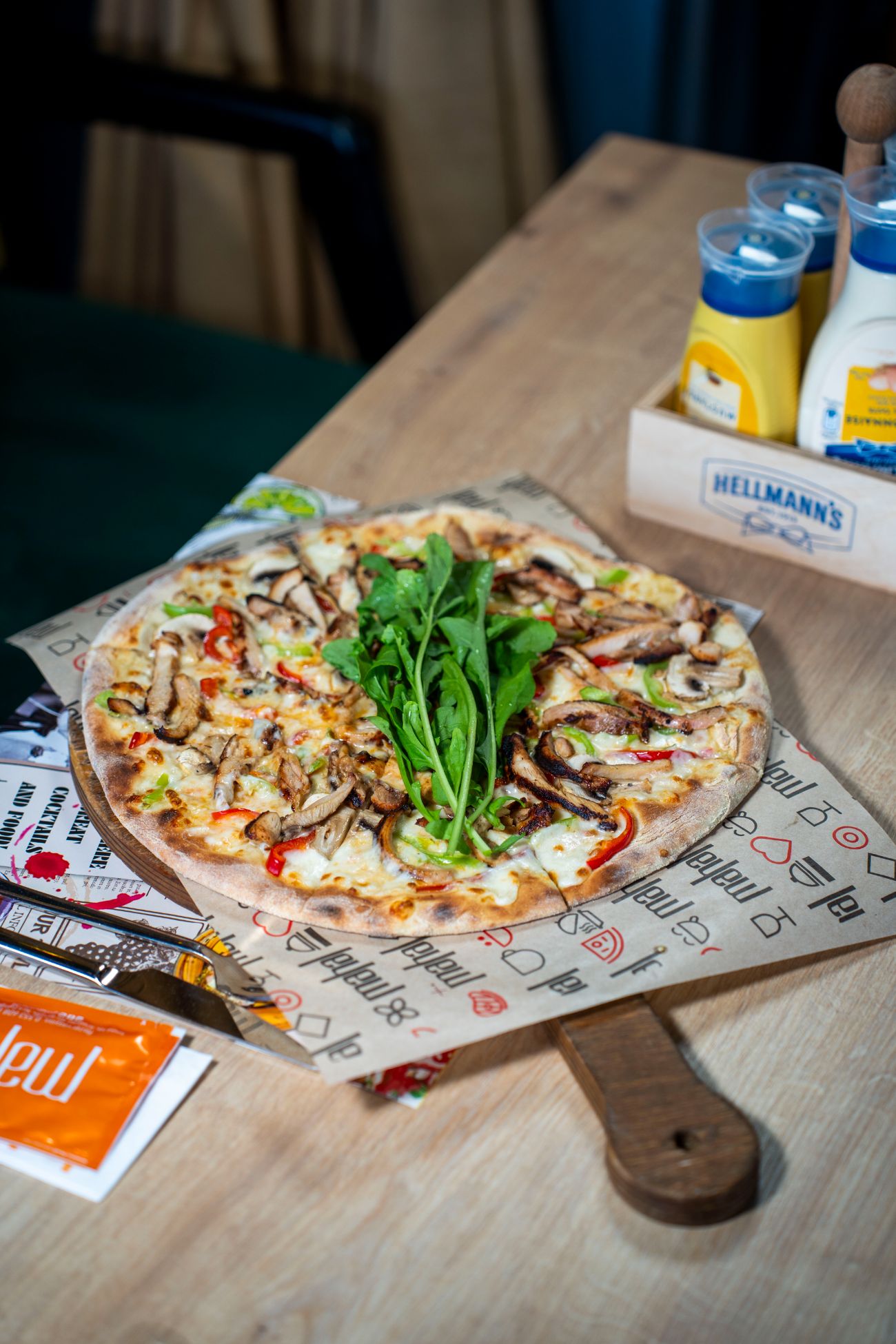 Tavuk Mangal Pizza - Pizza sos, mozzarella peyniri, ızgara tavuk dilimleri, renkli biber, mantar, cheddar peyniri