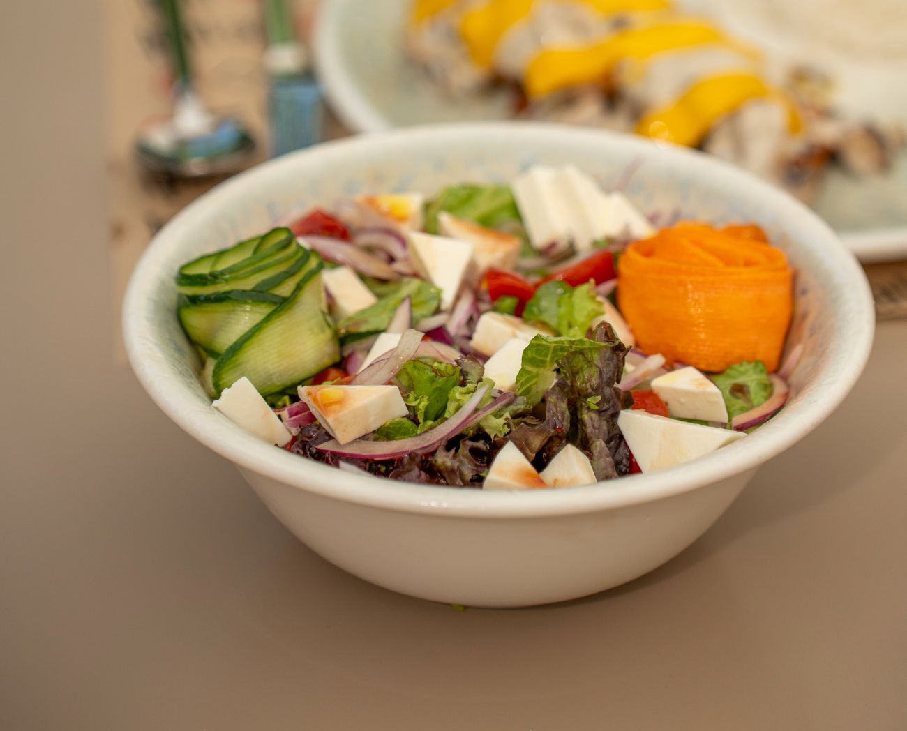 Akdeniz Peynirli Salata - Akdeniz yeşillikleri, beyaz peynir, salatalık, domates, mor lahana, havuç, mısır