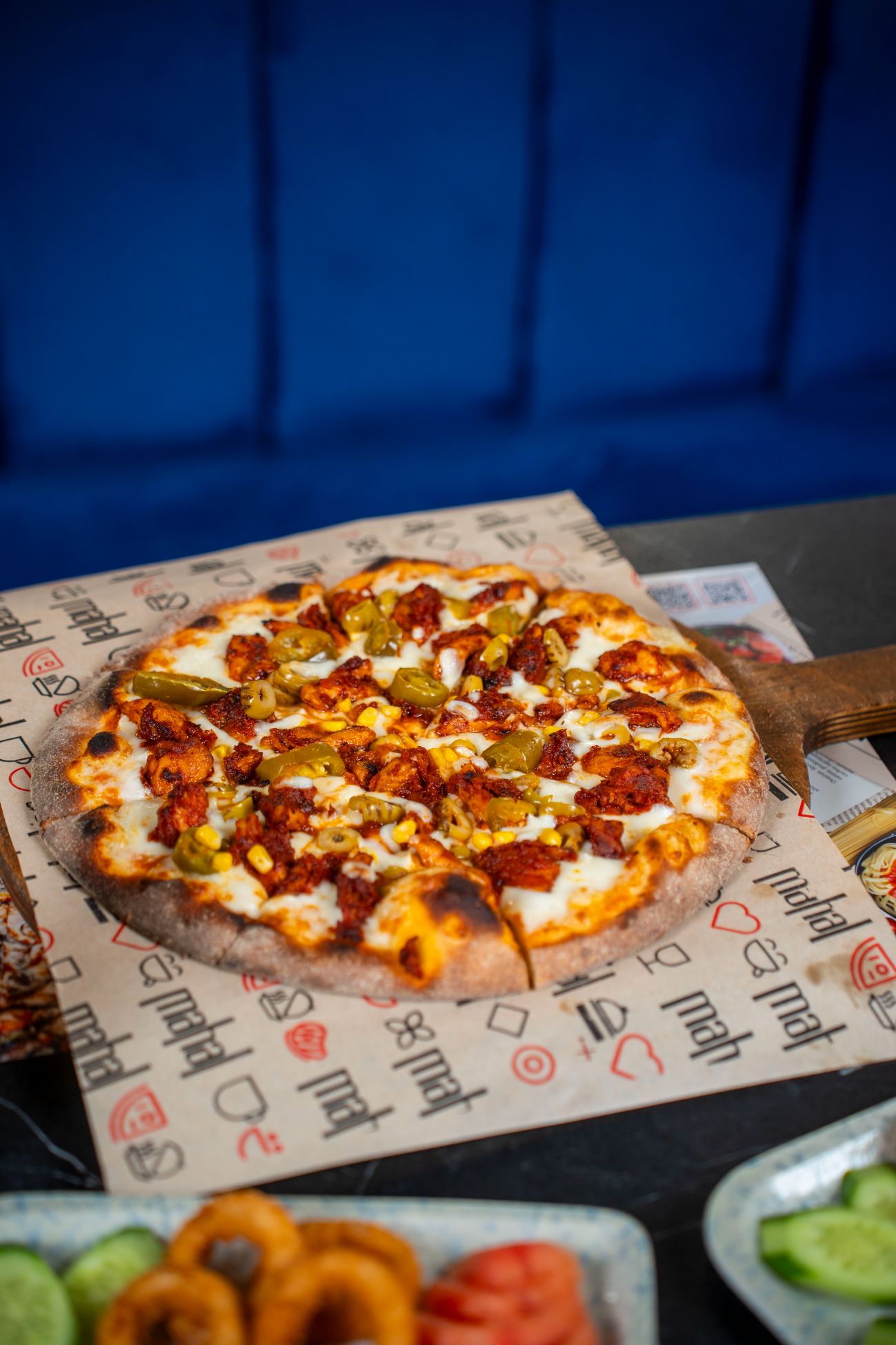 Tavuklu Pizza - Pizza sos, mozzarella peyniri, sote. tavuk, jelapone biberi, mısır