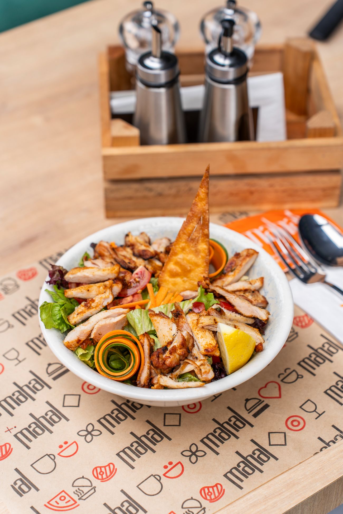 Çıtır Tavuk Salata - Panelenmiş baby tavuk, yeşillik, domates, mısır, salatalık, mor lahana