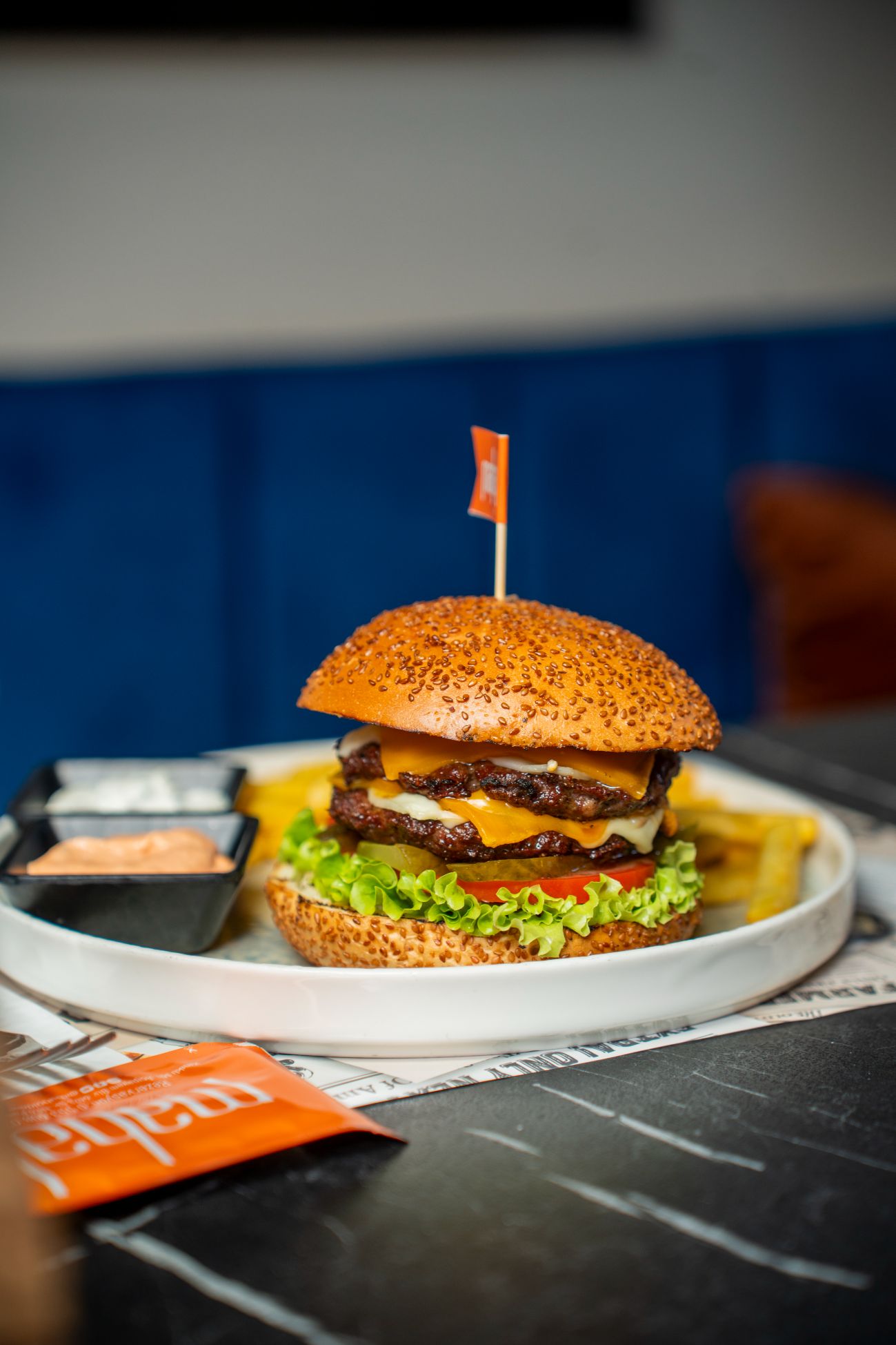 Big Mahal Burger - Double ev yapımı hamburger köftesi, cheddar, burger sos, domates, turşu, marul ve patates cips ile