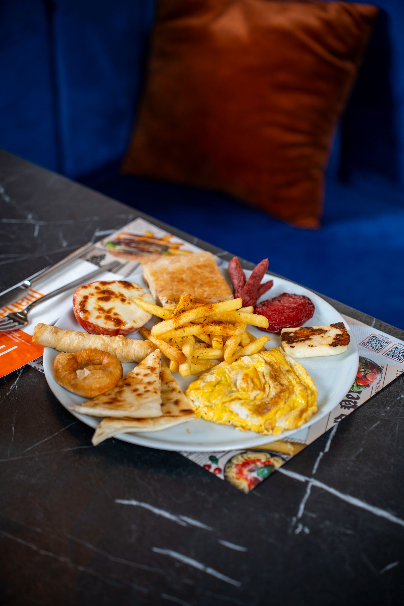 Sıcak Tabağı - Izgara Hellim Peyniri, Kaşarlı Domates, Sigara Böreği, Pişi, Sucuk, Sosis, Gözleme, Peynirli Tepsi Böreği, Patates, Omlet