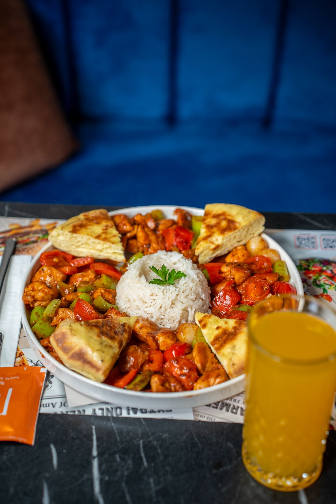 İskender Soslu Köfte - Tereyağlı bazlama, ızgara köfte, yoğurt, kibrit patates, iskender sos ve tereyağı