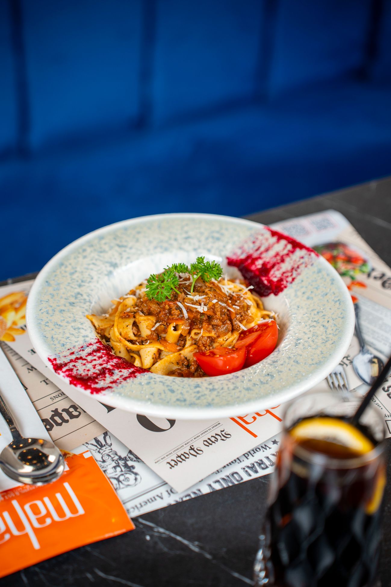 Bolonez - Sote kıymalı sos, dilim zeytin, parmesan peyniri