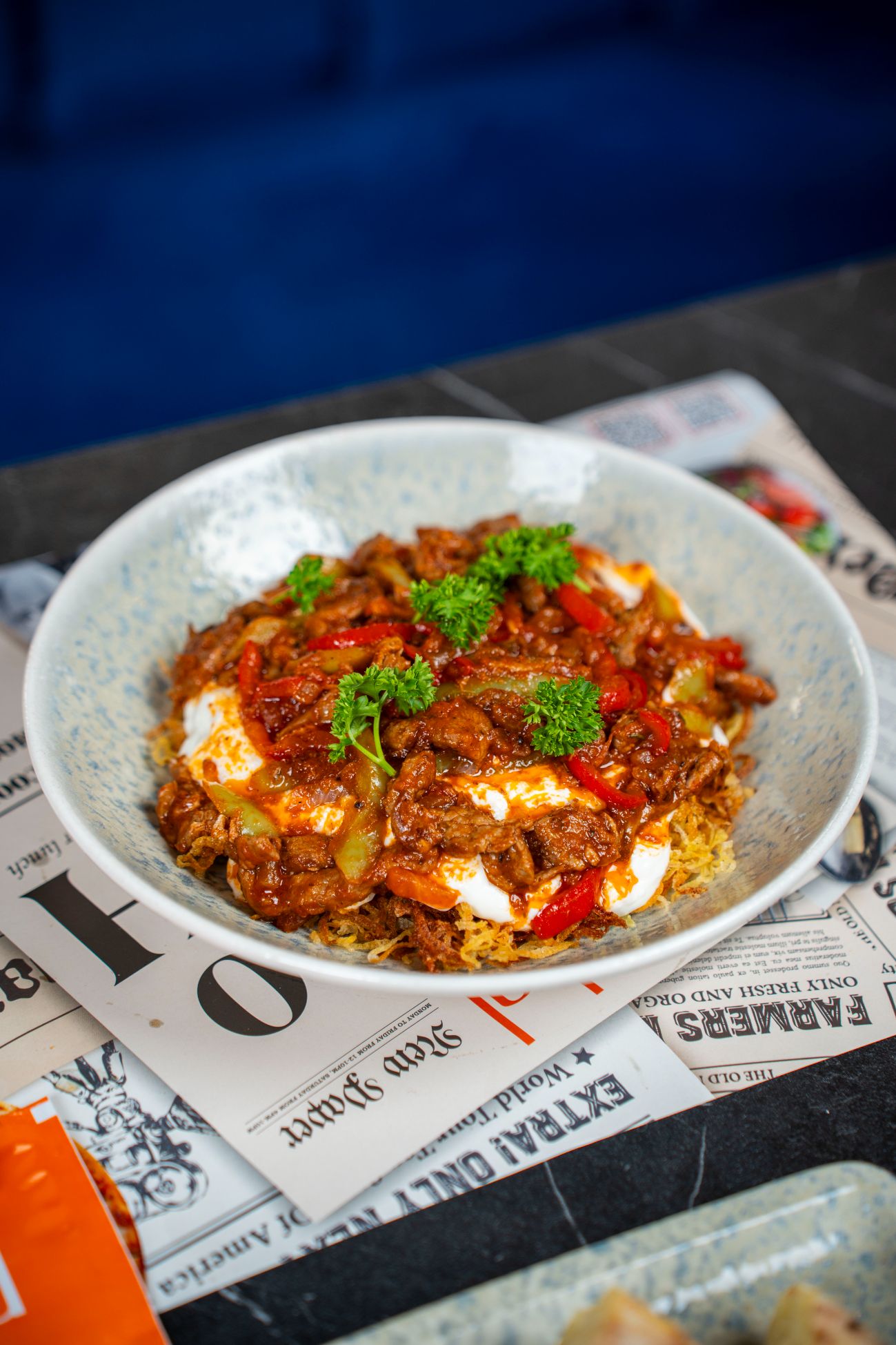 Çökertme Kebabı - Kibrit patates üzerine yoğurt, sotelenmiş dana antrikot, maydonoz ve közlenmiş sebzeler
