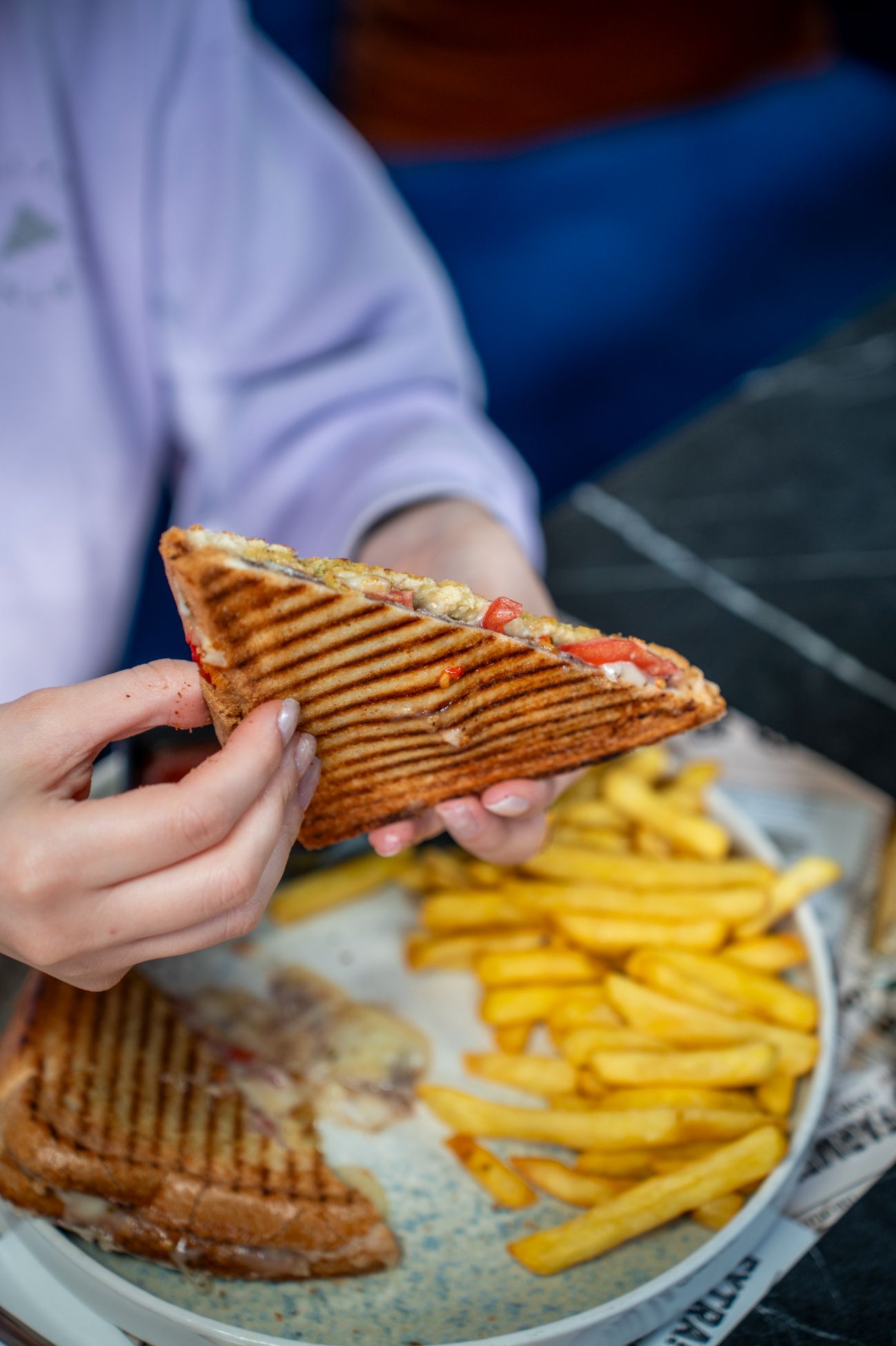 Karışık Tost - Tost ekmeğine kaşar, sucuk, ketçap, mayonez, turşu, yanında turşu tabağı, patates cips ile