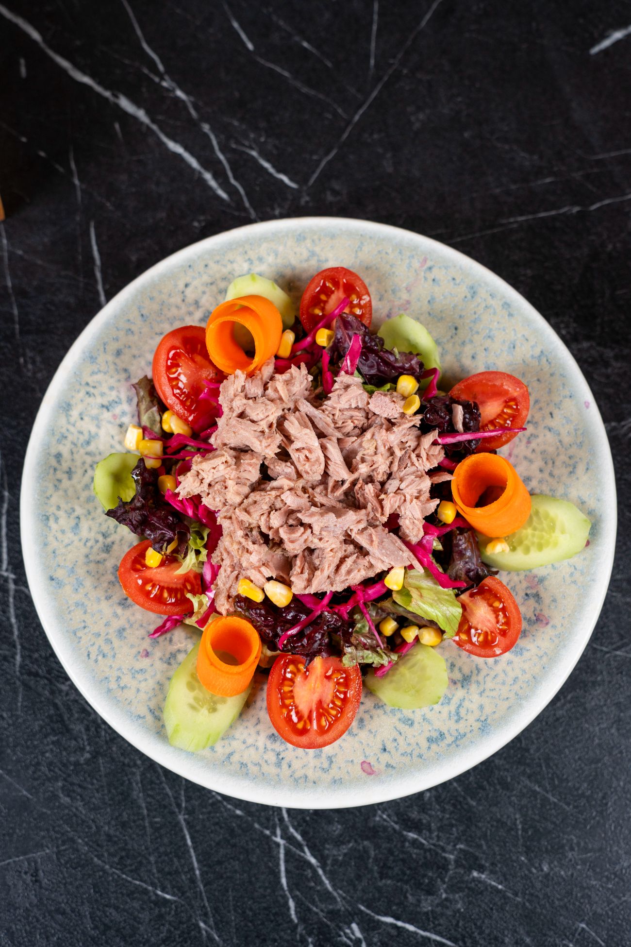 Ton Balıklı Salata - Ton balığı, yeşillik, mısır, dilim zeytin, domates, salatalık, havuç