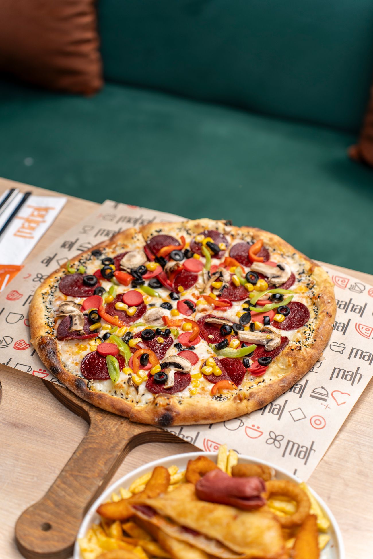 Mahal Pizza - Pizza sos, mozzarella peyniri, sucuk, sosis, mantar, zeytin dilimleri, renkli biber, mısır taneleri