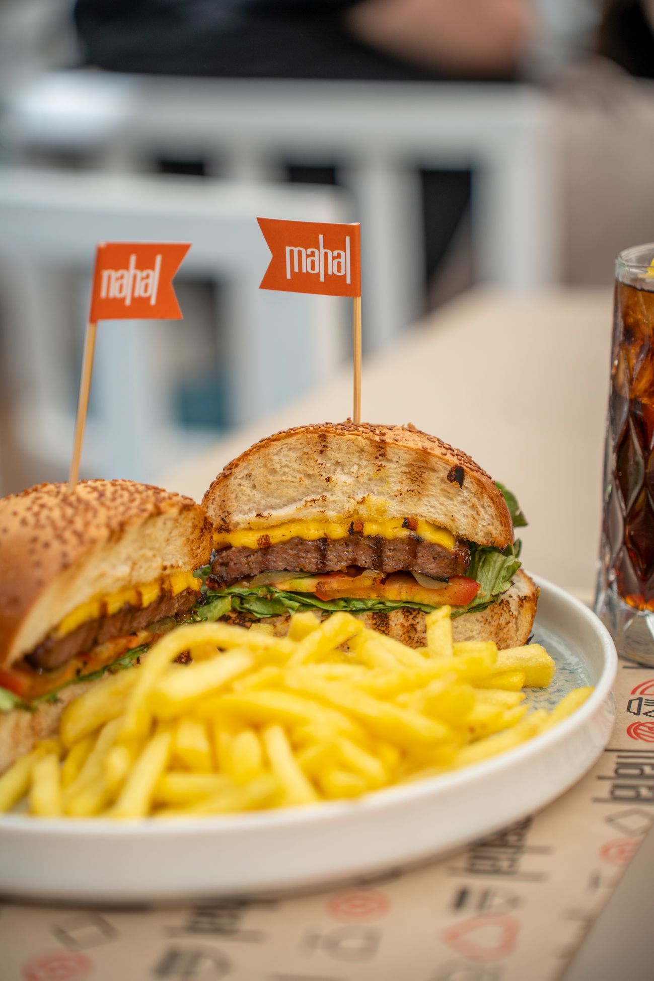 Cheese Burger - Ev yapımı hamburger köftesi, domates, marul, turşu, cheddar peyniri, burger sos ve patates cips ile