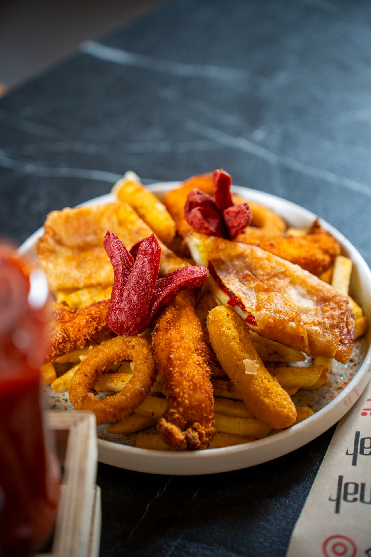 Çıtır Mahal - Baharatlı Patates, Kokteyl Sosis, Paçanga Böreği, Mozzarella Stick, Soğan Halkası, Çıtır Tavuk Parçaları, Sweet Chili Sos ile servis edilir