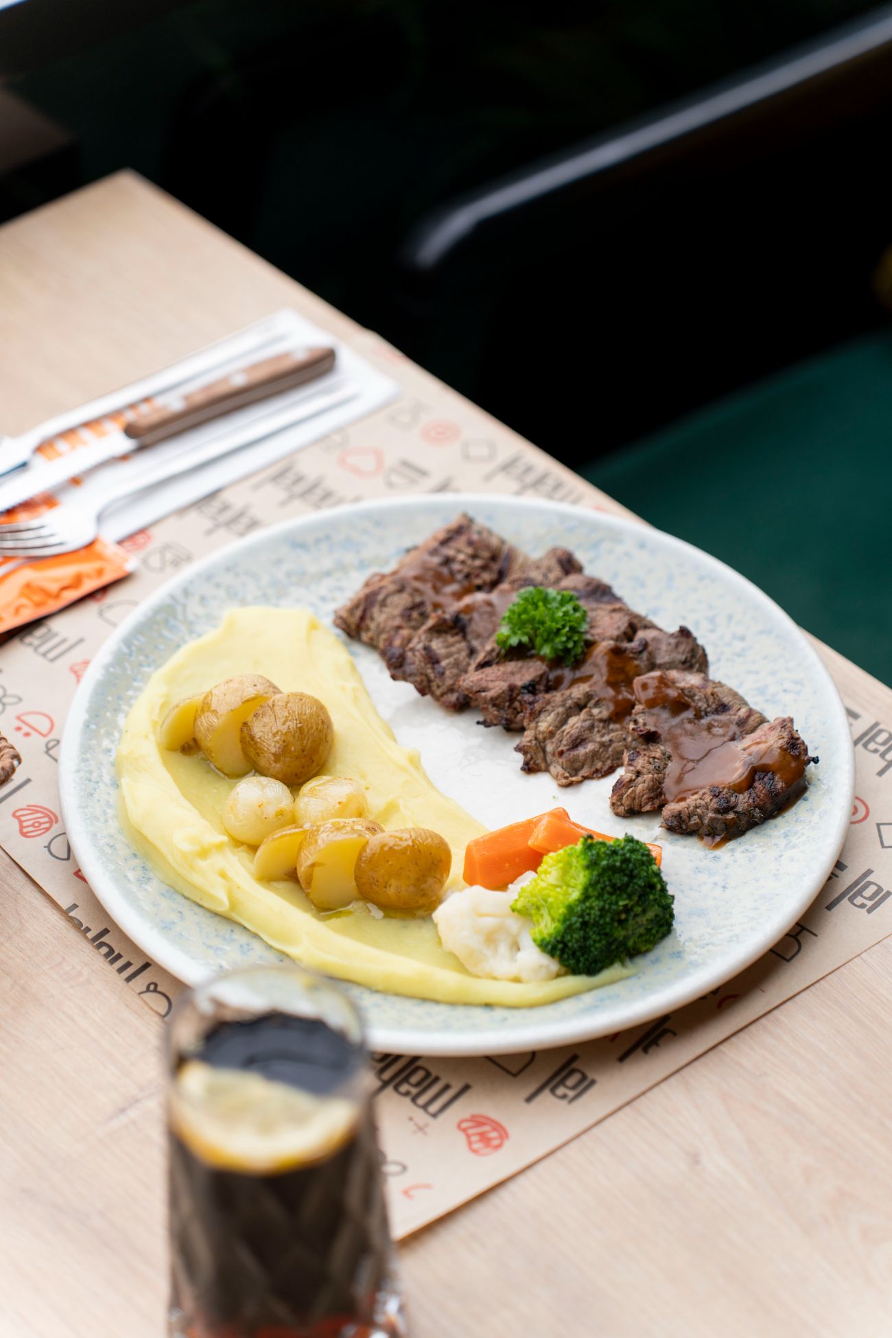 Izgara Antrikot - Marine edilmiş dana antrikot, sotelenmiş sebzeler, patates püresi, közlenmiş sebzeler