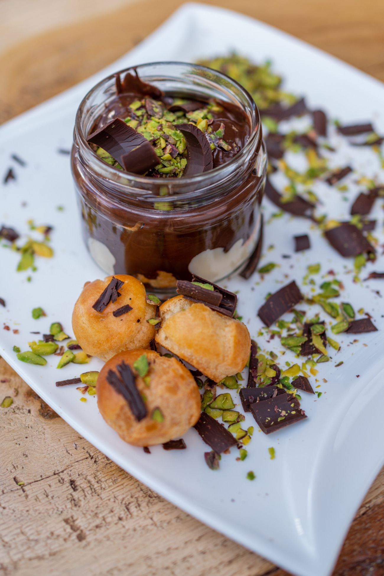Bitter Çikolatalı Profiterol - Özel Mia kreması, orijinal bitter belçika çikolatası,el yapımı pataşu hamuru ile fıstığın buluşması