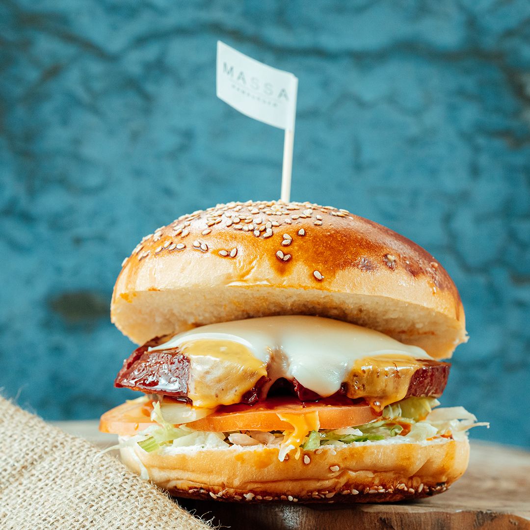 Dana Sucuk Burger - Meşe kömür ızgarasında pişirilmiş %100 dana sucuğu, cheddar peyniri, kaşar peynir, marul, turşu, domates, özel sosu ve yanında patates kızartması ile