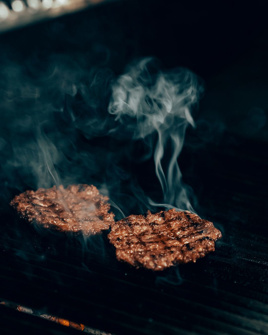 Rokfor Burger - Meşe kömür ızgarada pişirilmiş 140gr. köftesi, dana kaburga füme, özel sosu ile hazırlanmış rokfor peyniri, çıtır patates, özel sosu ve yanında patates kızartması ile