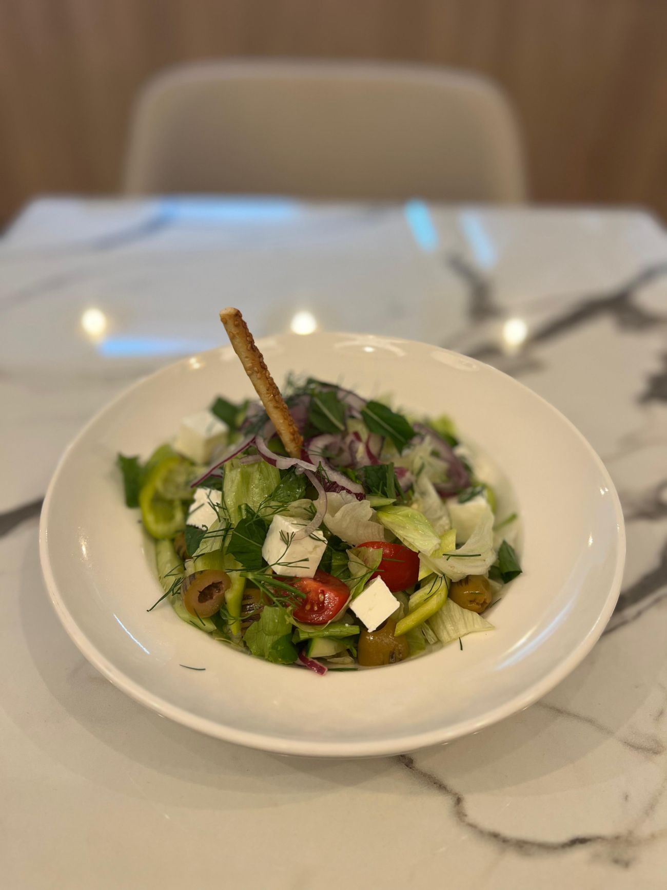 PEYNİRLİ SALATA - Peynir parçaları, iceberg marulu, yeşil biberi, yeşil zeytini, domatesi, kırmızı soğanı ve dereotu ile servis edilir.