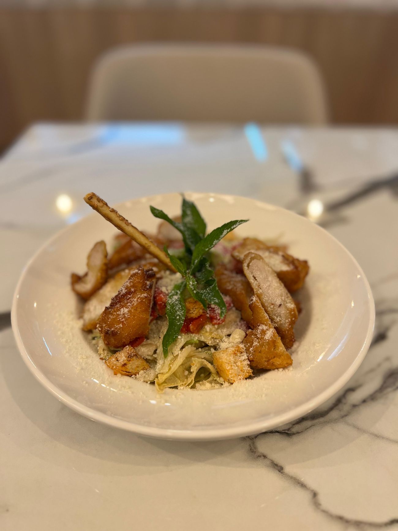 TAVUKLU SEZAR SALATA - Panelenmiş çıtır tavuğu, iceberg marulu, közlenmiş kapya biberi, kroton ekmeği, üzerinde parmesan peyniri ve özel hazırlanmış sezar sosu ile servis edilir.