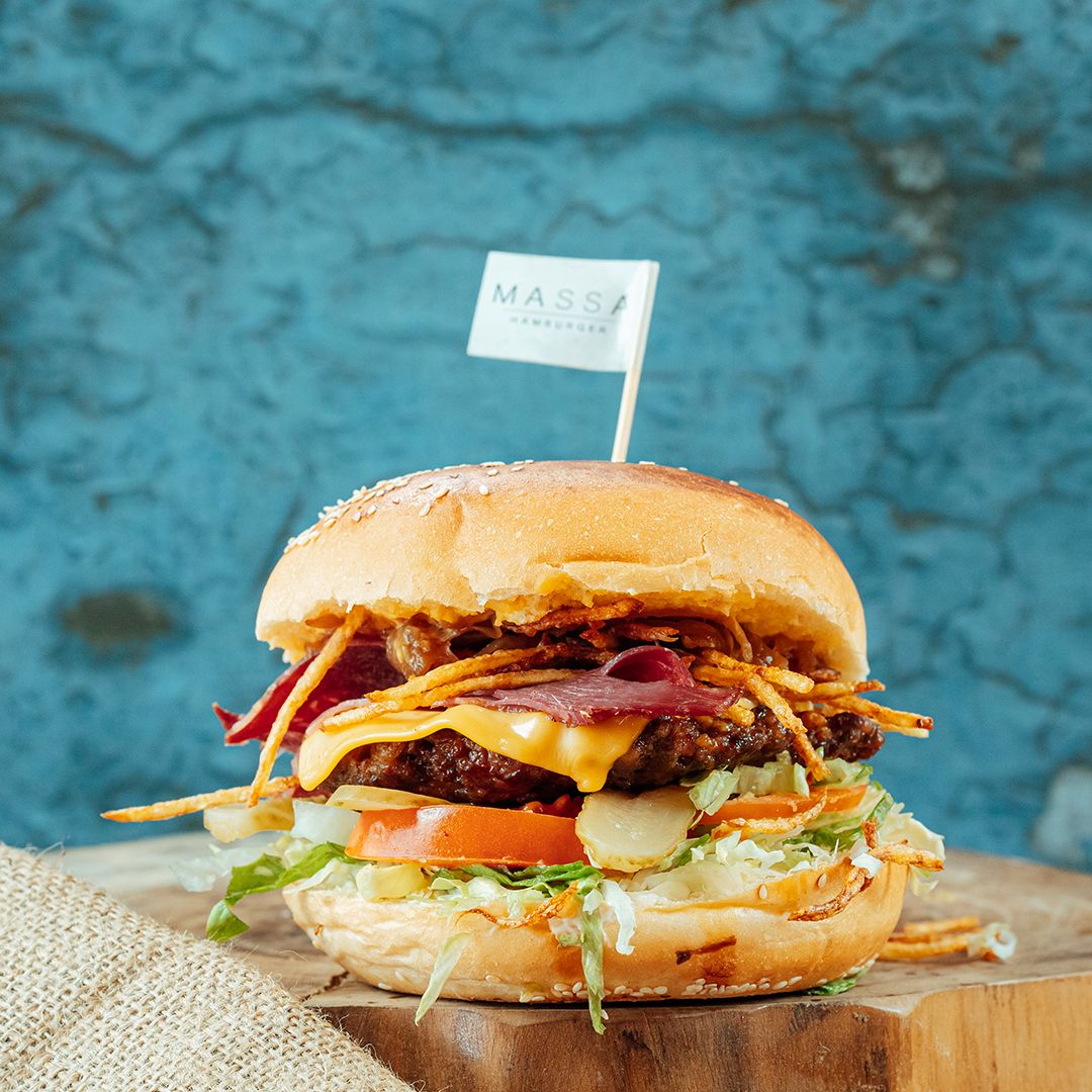 Massa Burger - Meşe kömür ızgarada pişirilmiş 140gr. köftesi, dana kaburga füme, karamelize soğan, çıtır patates, marul, domates, turşu, cheddar peyniri, özel sosu ve yanında patates kızartması ile