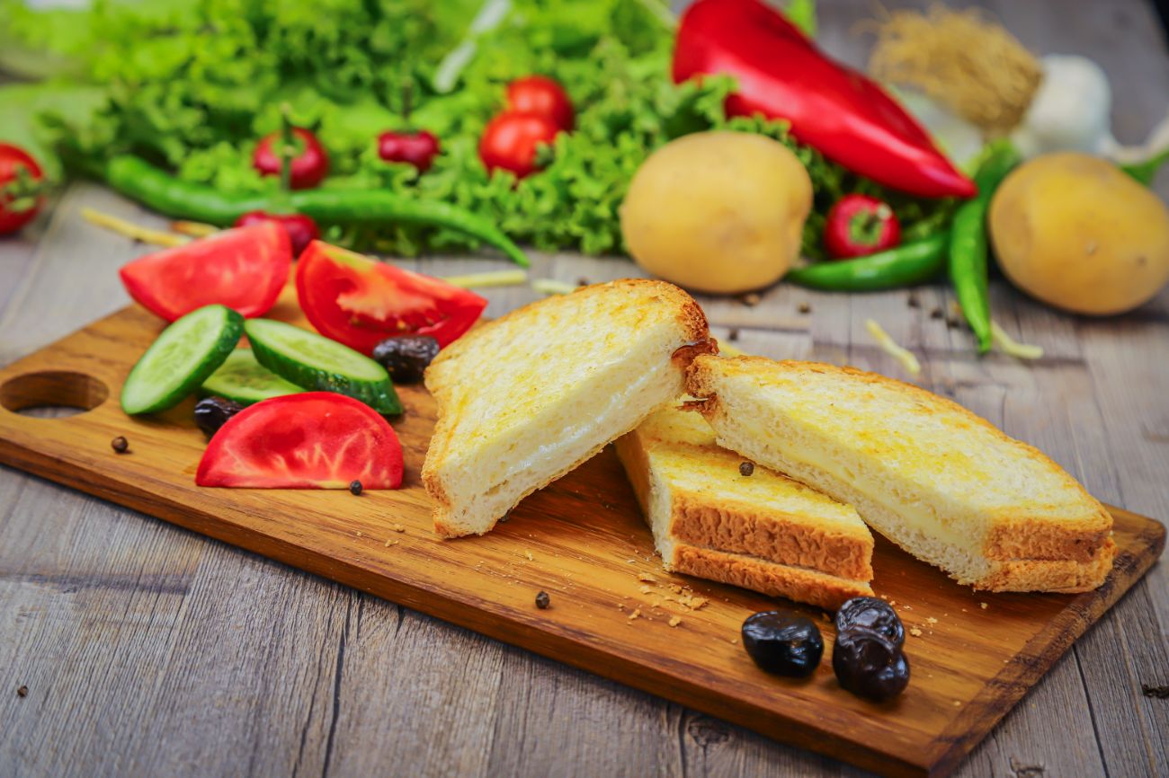 KAŞARLI TOST - Kaşar peyniri, yanında patates kızartması, domates, salatalık ve siyah zeytin ile
