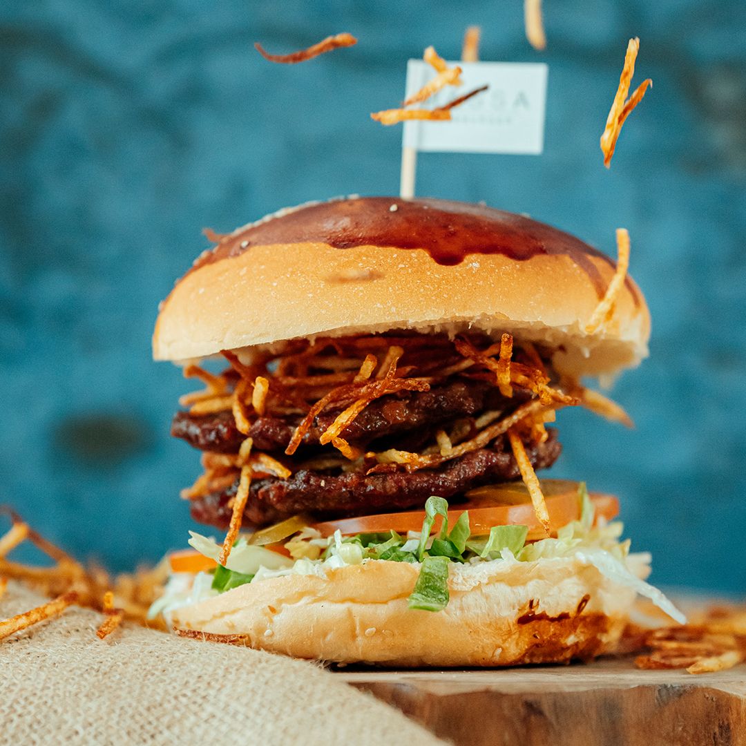 Double Burger - Meşe kömür ızgarada pişirilmiş 180 gr. köftesi, çıtır patates, domates, marul, turşu özel sosu ve yanında patates kızartması ile