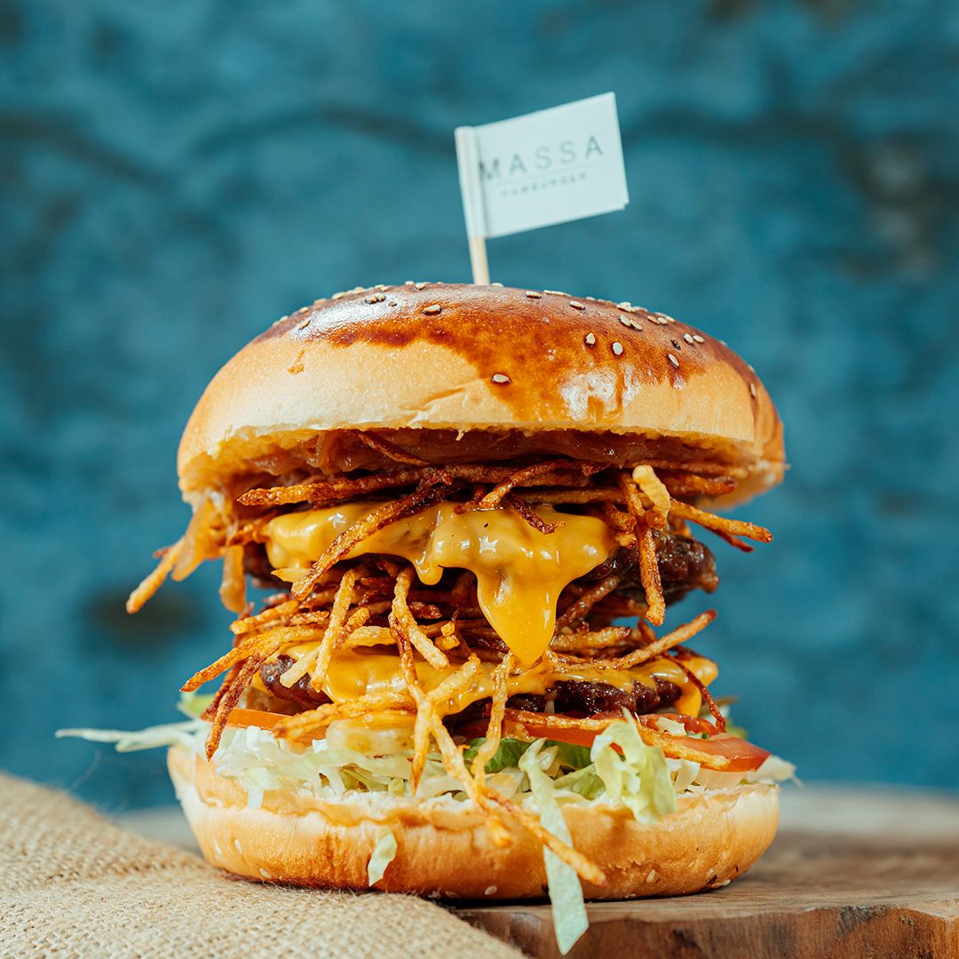 Double CheeseBurger - Meşe kömür ızgarada pişirilmiş 180 gr. köftesi, cheddar peyniri, kaşar peyniri, karamelize soğan, kıtır patates, domates, marul, turşu özel sosu ve yanında patates kızartması ile