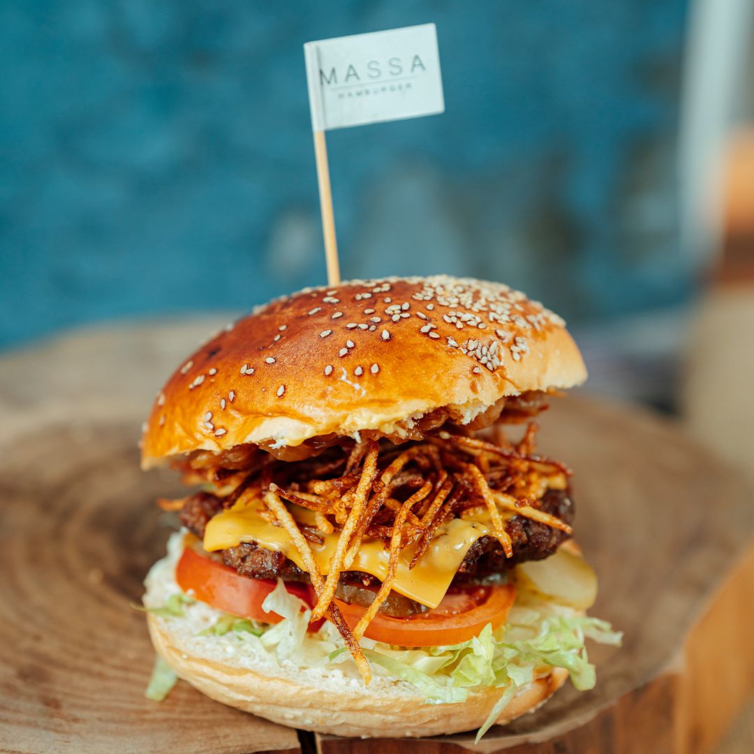 Cheese Burger - Meşe kömür ızgarada pişirilmiş köftesi, cheddar peyniri, karamelize soğan, çıtır patates,  domates, marul, turşu, özel sosu ve yanında patates kızartması ile