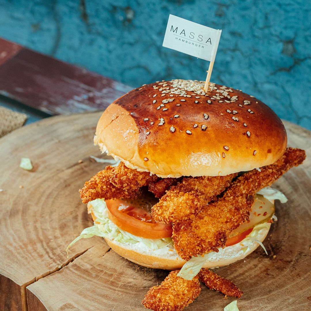 Çıtır Tavuk Burger - 150-160gr Panelenmiş çıtır tavuğu, marul, turşu, domates, özel sosu ve yanında patates kızartması ile
