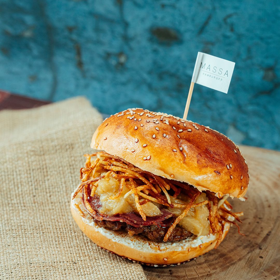 Ottoman Burger - Meşe kömür ızgarada pişirilmiş 140gr. köftesi, pastırma, köz patlıcan, çıtır patates, özel sosu ve yanında patates kızartması ile