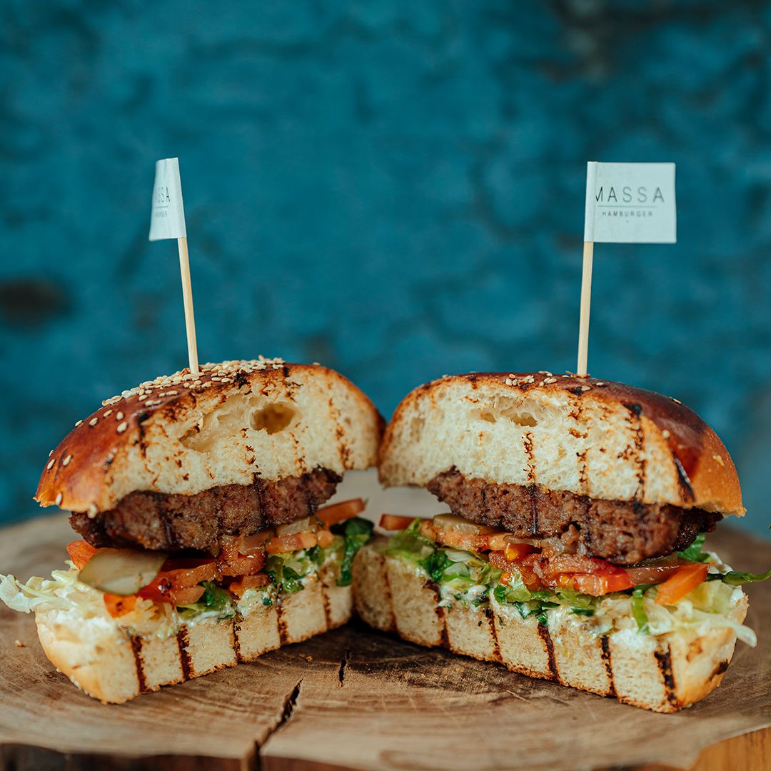 Klasik Burger - Meşe kömür ızgarada pişirilmiş köftesi, domates, marul, turşu özel sosu ve yanında patates kızartması ile