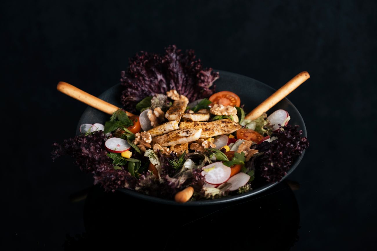 Sezar Salata - Akdeniz yeşillikleri, çeri domates, ızgara tavuk, kırmızı biber, yeşil biber, salatalık, soğan, mısır limon suyu, zeytin yağı, tuz