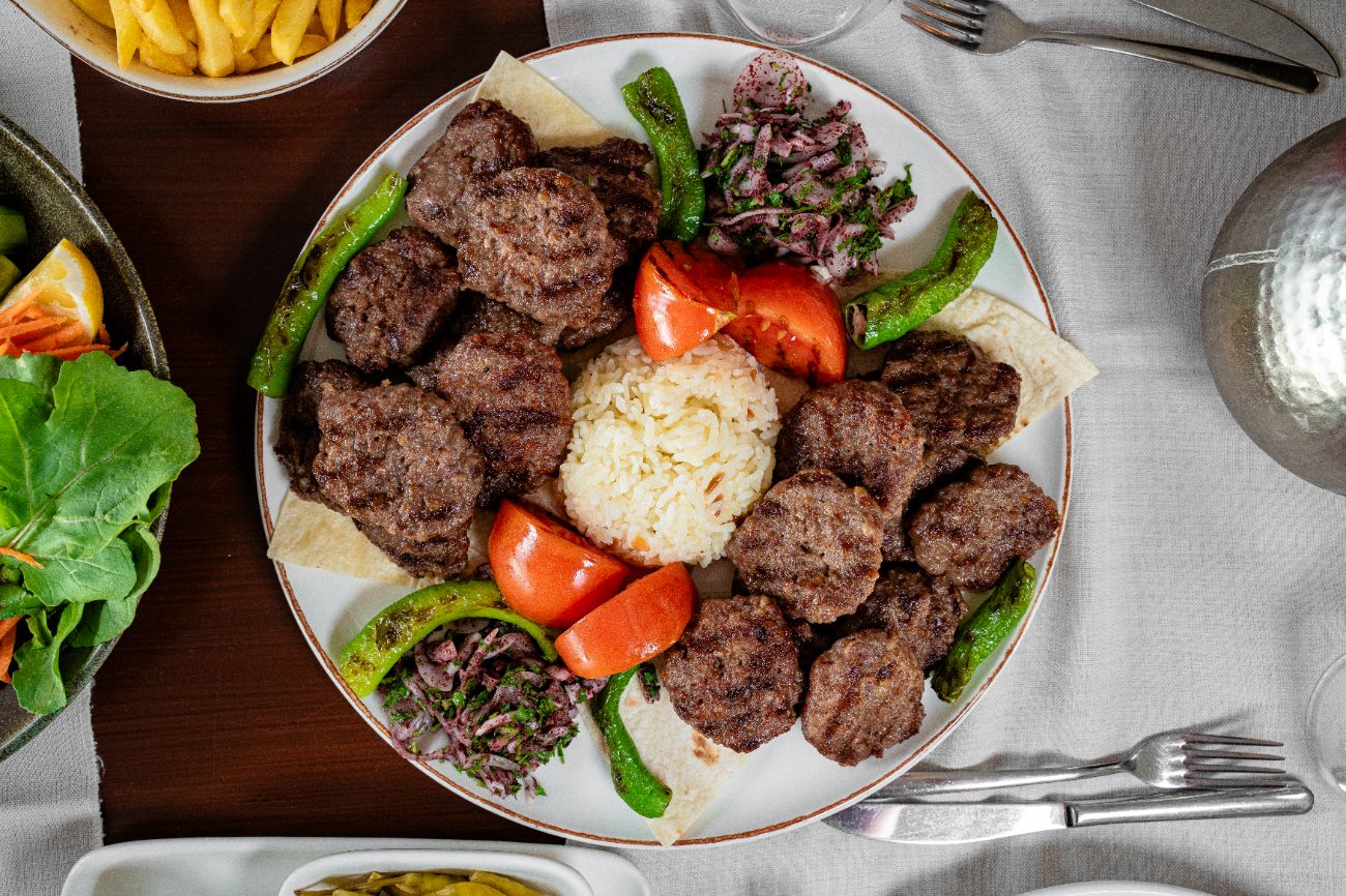 1 Kilo Köfte Izgara - Közde Domates, Közde Ve Biber ile servis edilir.