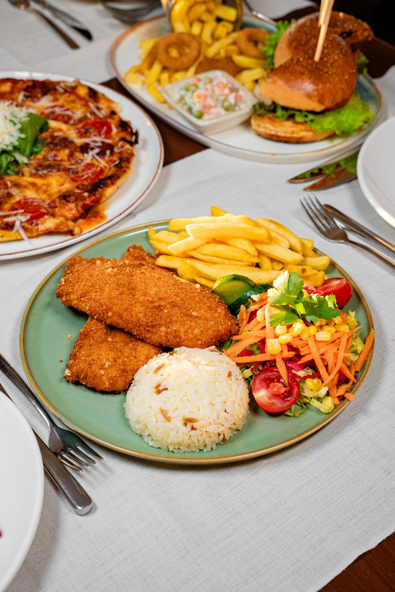 Schnitzel - 250 gram Tavuk Bonfile ve  Pane harcı ile hazırlanır. Patates Cips ve Tereyağlı Pilav ile servis edilir.