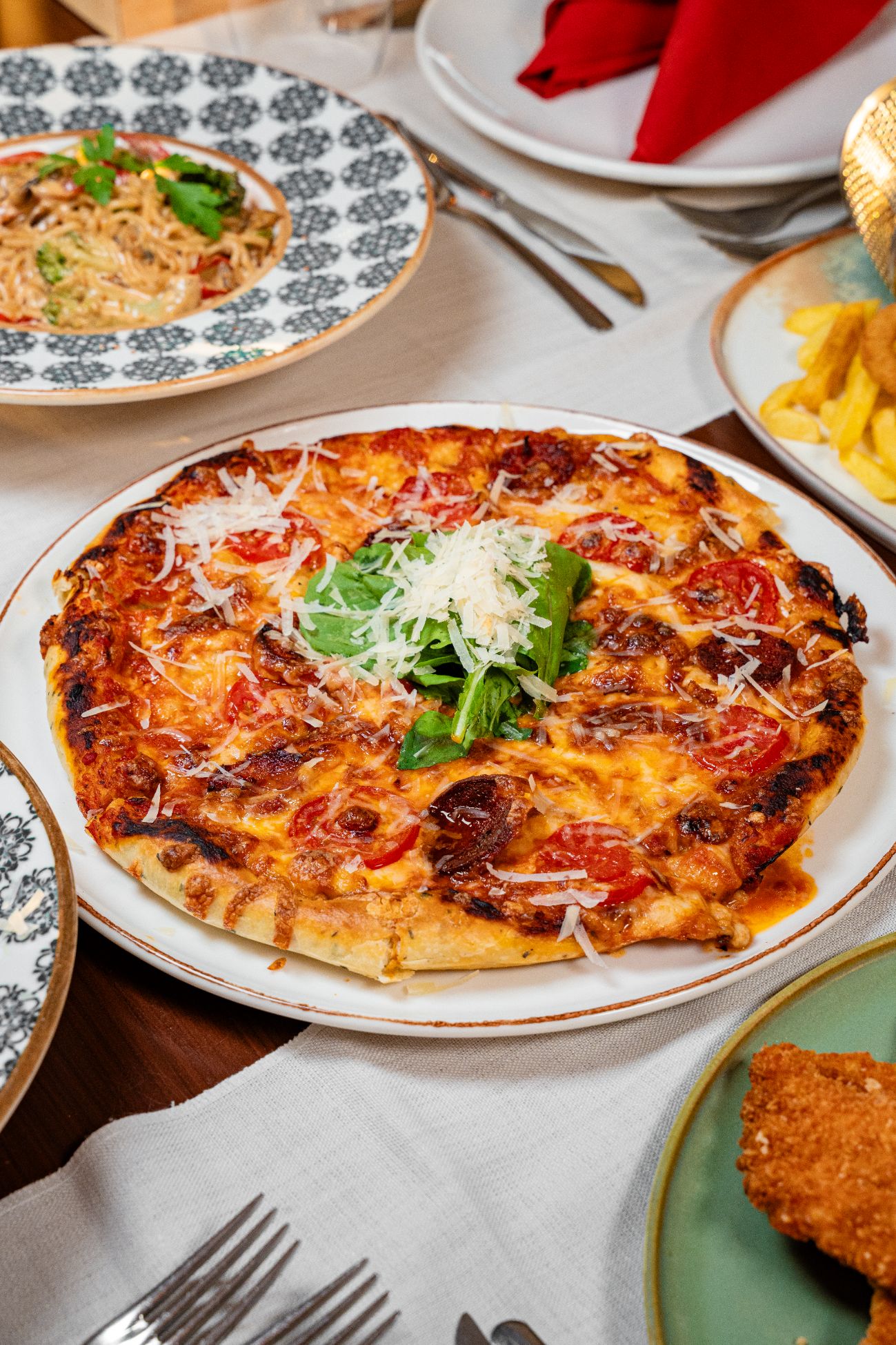 Margarita Pizza - Mozerella Peyniri, Çeri Domates, Roka ve Parmesan Peyniri ile servis edilir.