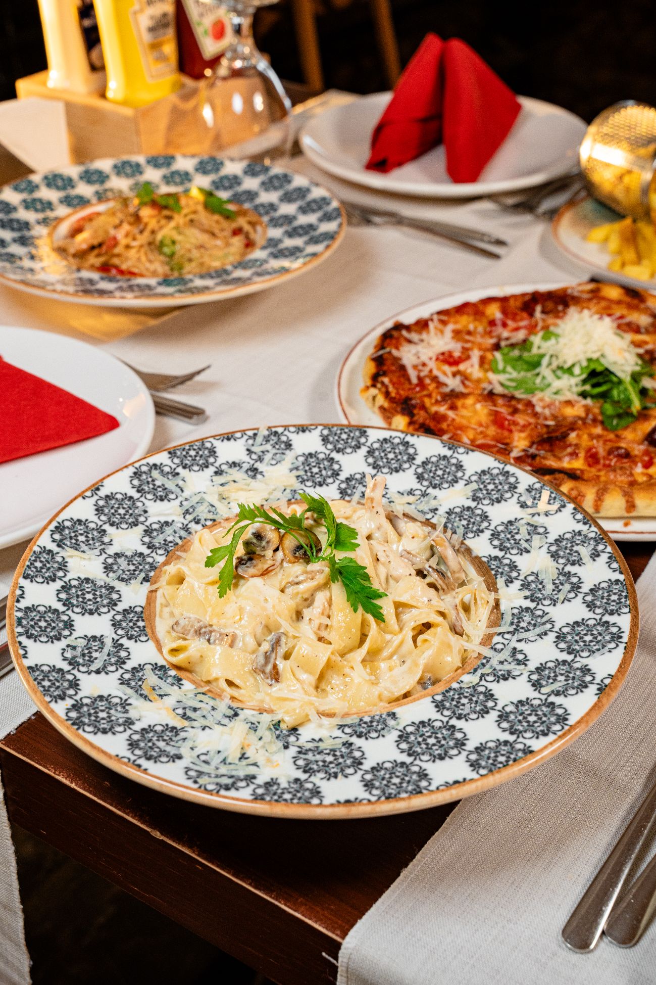 Fettucine Alfredo - 100 gram julyen tavuk mantar krema ve parmesan peyniri ile servis edilir.
