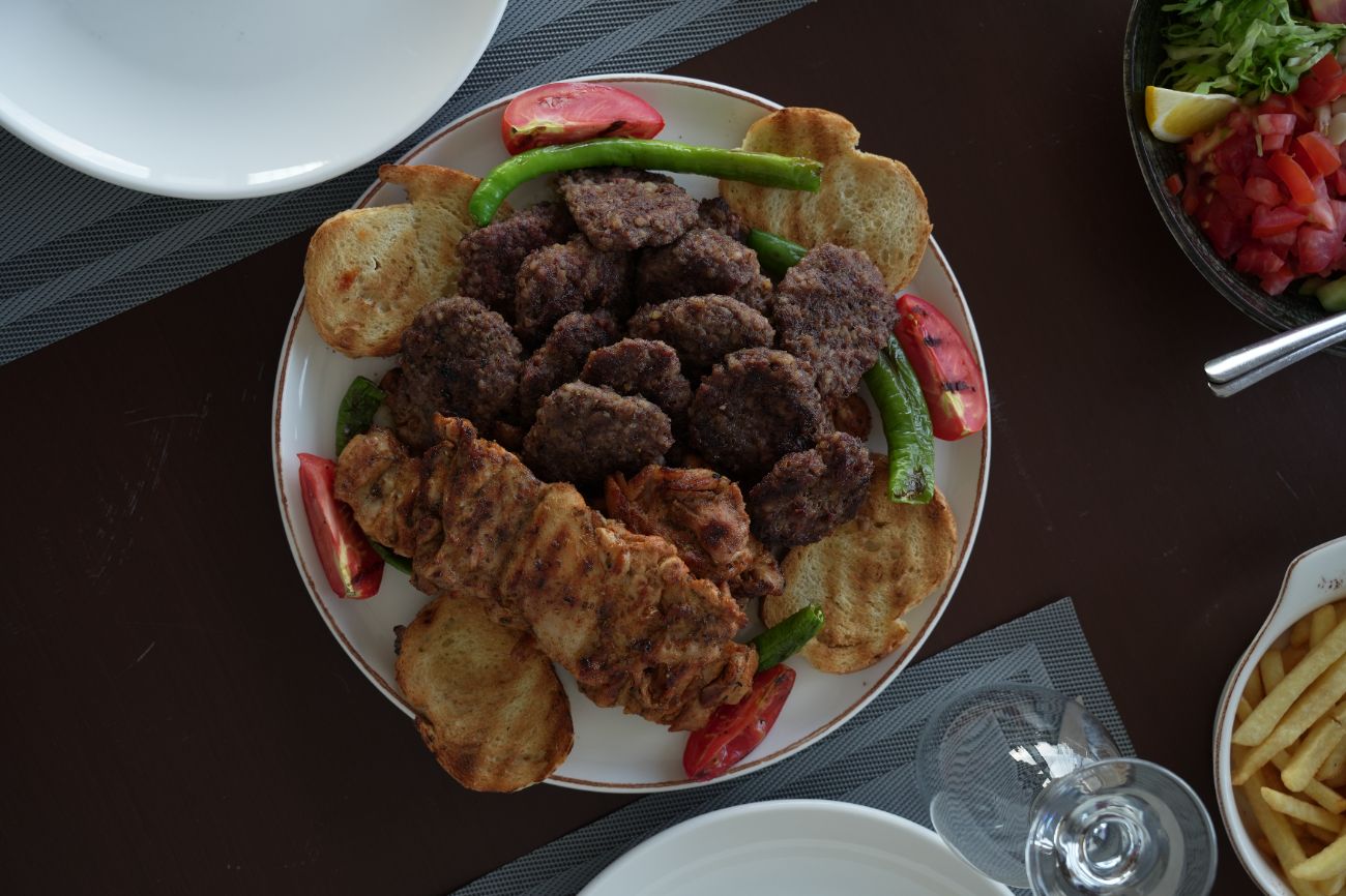 1 Kg Karışık Izgara Menü - 5 Kişiliktir. 500 g Akçaabat Köfte, 500 g Tavuk Izgara, Salata, Patates Cips, 3 Çeşit Meze, Baklava, Yanında Litrelik Kola, Litrelik Fanta, Sürahi Ayran veya Litrelik Su Ücretsizdir.