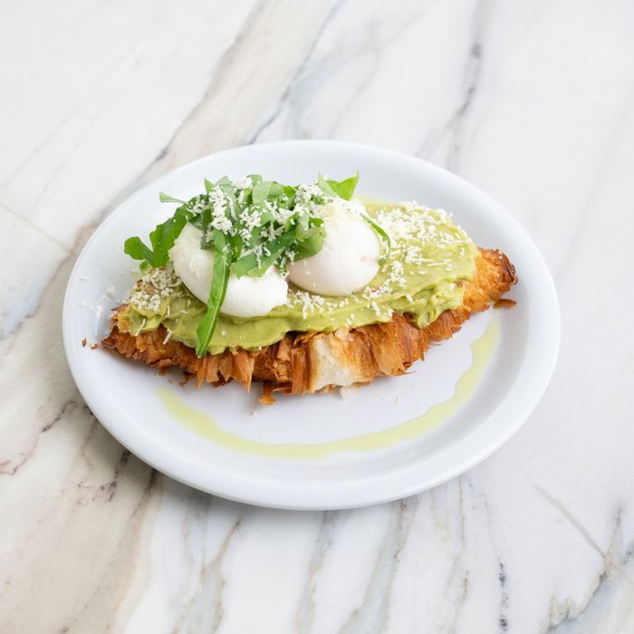 Poşe Yumurtalı Avokadolu Kruvasan - Tereyağlı kruvasan üzerine avocado ,poşe yumurta ,rakula ve parmesan eşliğinde