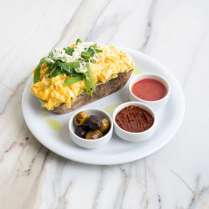 Ekşi Mayalı Ekmek Üzerine Avokado Scramble Egg - Ekşi mayalı ekmek üzerine peynir sos ,avocado püresi,çırpılmış yumurta ,rakula ve parmesan