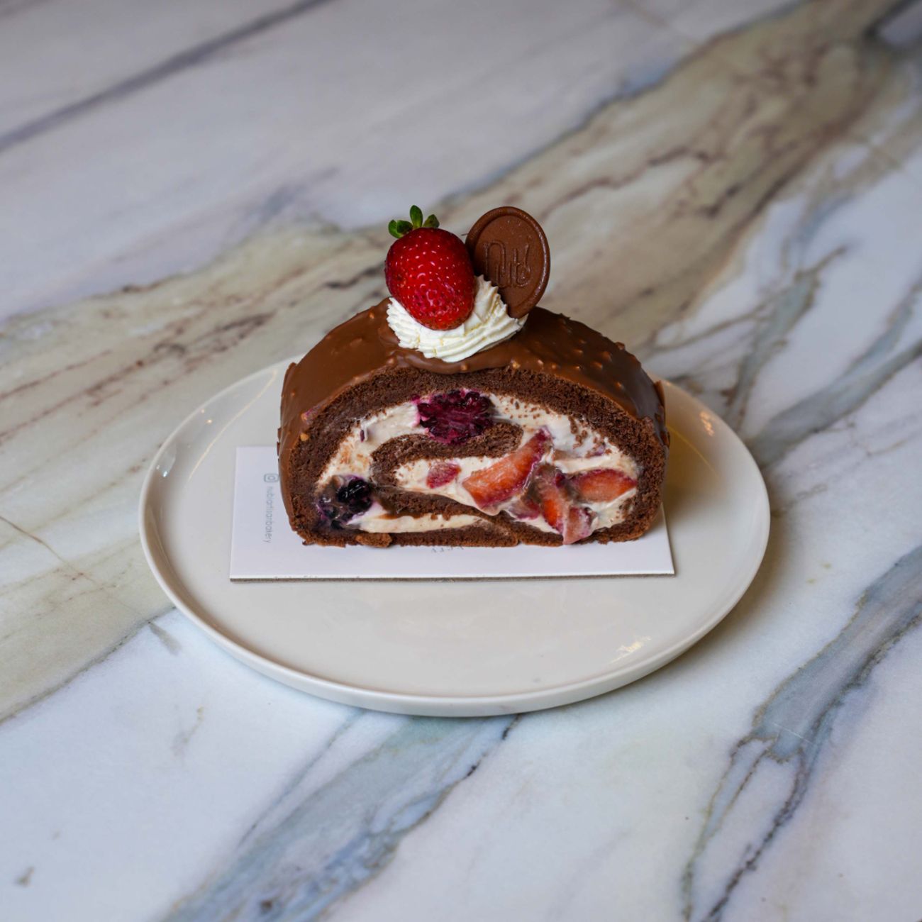 Swiss Roll - Belçika çikolatalı, çilek ve böğürtlen eşliğinde