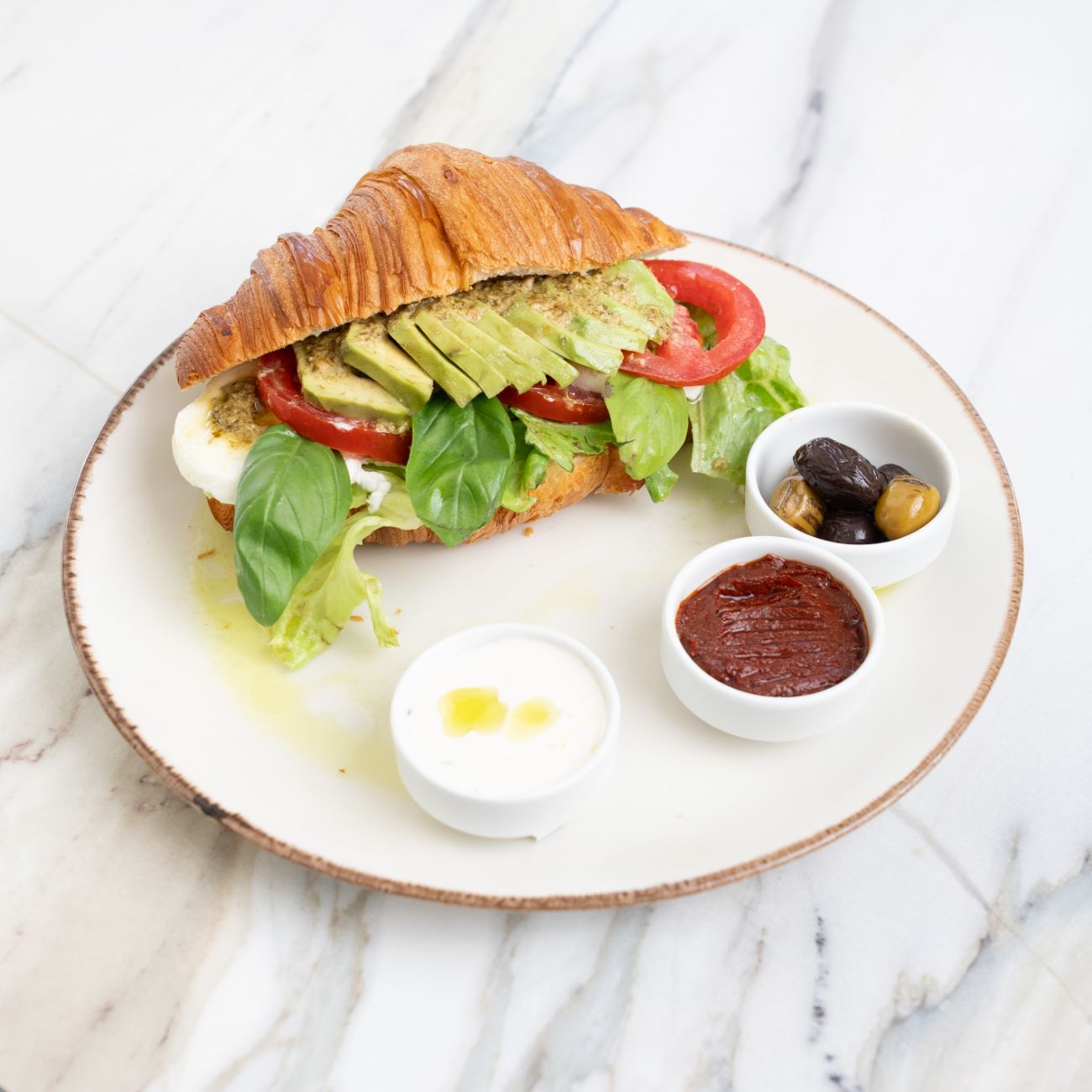 Mozarella Caprese Kruvasan - Tereyağlı kruvasan arasına mozarella, domates, kıvırcık, avocado ve pesto sos