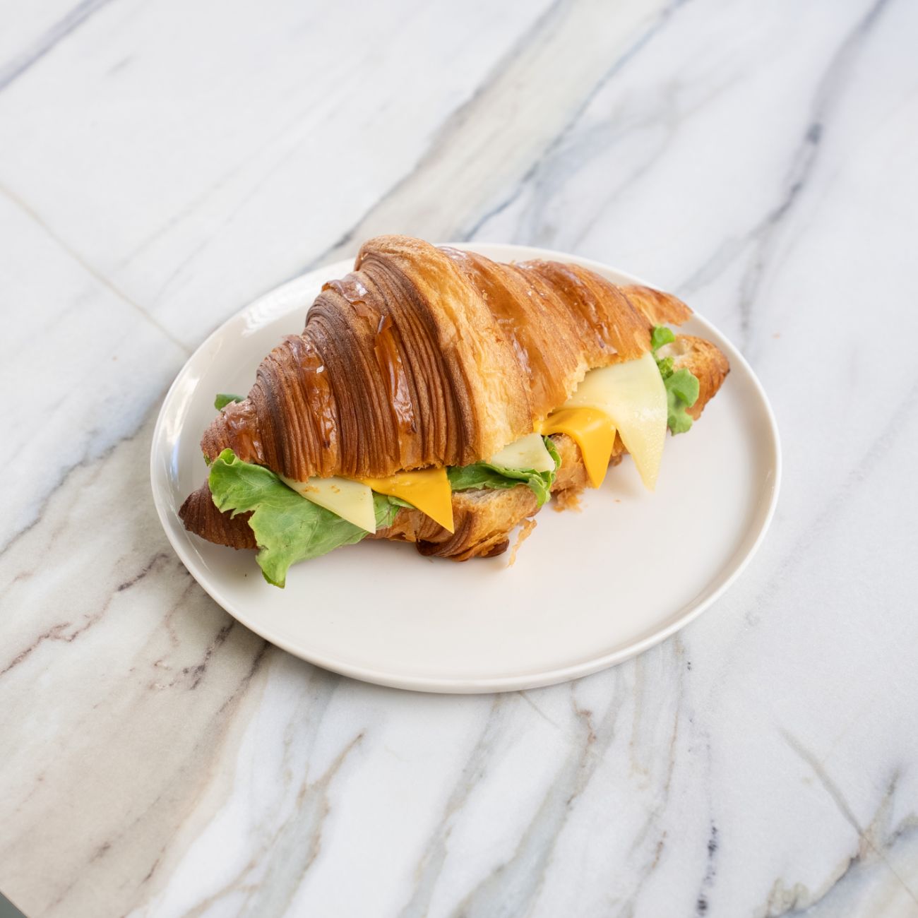 Cheddar Kruvasan Sandviç - Kruvasan, eritilmiş cheddar peyniri, domates, salata ve yeşillikler