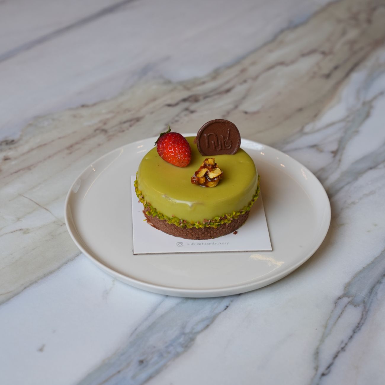 Antep Fıstıklı Tart - Profiterol sos, fıstık krokan vefıstıklı sos